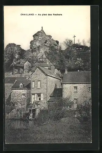 AK Chailland, au plea des Rochers, Blick auf Häuser, Fels und Kreuz