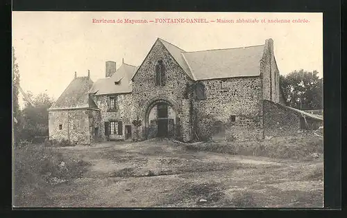 AK Fontaine-Daniel, Maison abbatiale et ancienne entrée