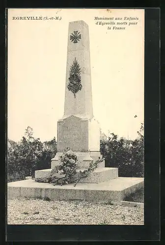 AK Égreville, Monument aux Enfants d`Égreville morts pour la France