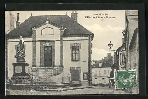 AK Donnemaire, L`Hôtel de Ville et le Monument