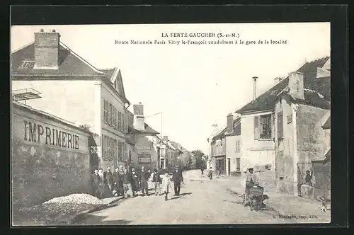 AK La Ferté-Gaucher, Route Nationale Paris-Vitry le-Francois conduisant á la Gare de la localité