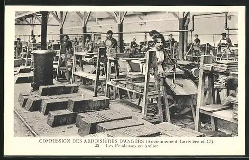 AK Angers, Commissions des Ardoisières - Les Fendeuses en Atelier, Schiefer-Steinbruch, Arbeiterinnen