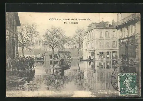 AK Angers, Inondations de Janvier 1910, Passants sur la Place Moliere
