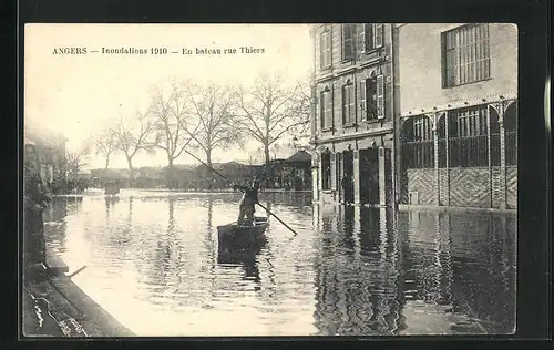 AK Angers, En bateau Rue Thier, Indondations 1910