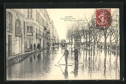 AK Angers, En radeau quai National, Inondations 1910