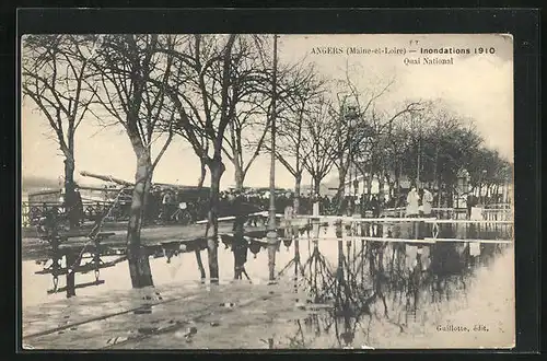 AK Angers, Passanten beim Hochwasser am Quai National 1910