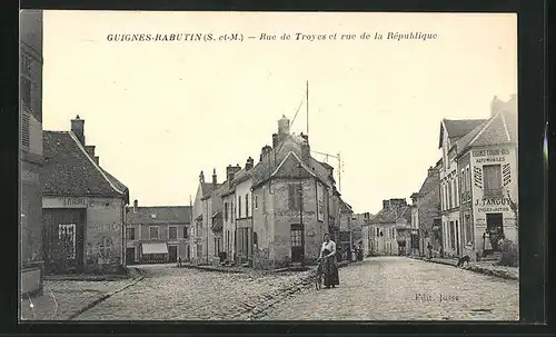 AK Guignes-Rabutins, Rue de Troyes et Rue de la République