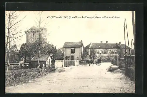 AK Crouy-sur-Ourcq, Le Passage à niveau et l`ancien Chateau