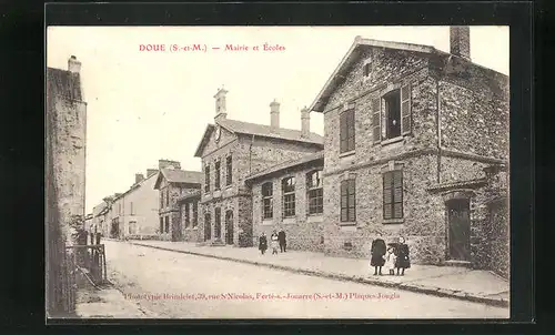 AK Doue, Mairie et Écoles