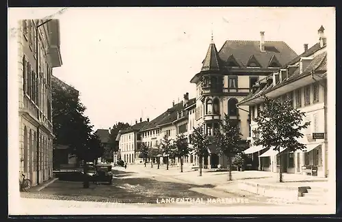 AK Langenthal, Marktgasse, Strassenpartie mit Schneidergeschäft E. Reber, Auto, Turmgebäude