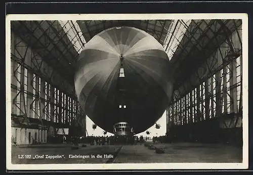 AK Luftschiff LZ 127 Graf Zeppelin beim Einbringen in die Halle