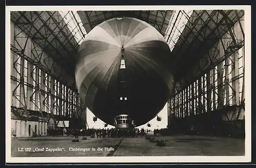 AK Zeppelin LZ 127 Graf Zeppelin wird in die Halle eingebracht