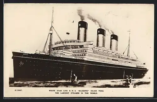 AK Passagierschiff R.M.S. Majestic unter Dampf mit Schleppern, White Star Line