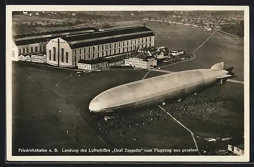 AK Friedrichshafen a.B., Landung des Luftschiffes Graf Zeppelin vom Flugzeug gesehen