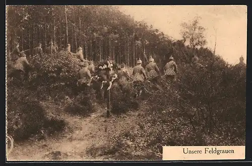 AK Unsere Feldgrauen, Rückenansicht von Soldaten der Infanterie mit Pickelhaube
