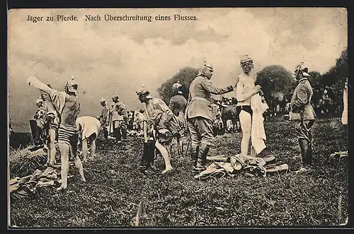 AK Jäger der Kavallerie zu Pferde nach Überschreitung eines Flusses