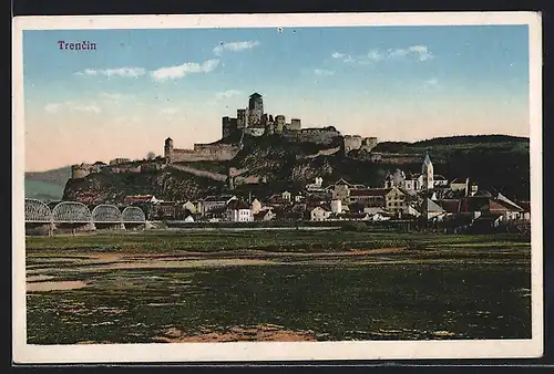 AK Trencin, Ortspanorama mit Brücke und Burg