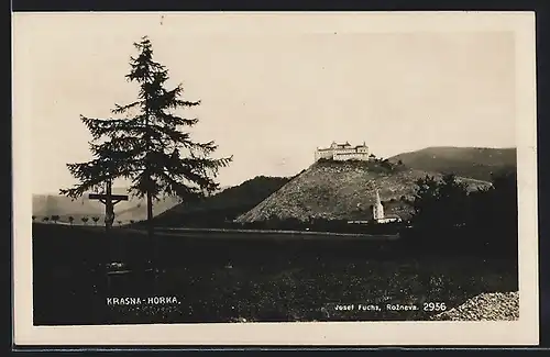 AK Krasna-Horka, Blick zur Burg mit Flurkreuz