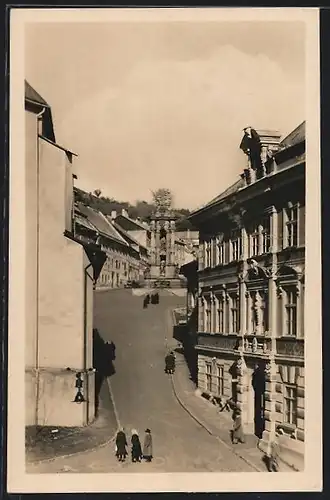 AK Banská Stiavnica, Strassenpartie mit Blick zum Denkmal