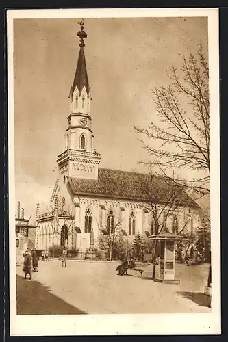AK Lucenec, Kirche mit Passanten