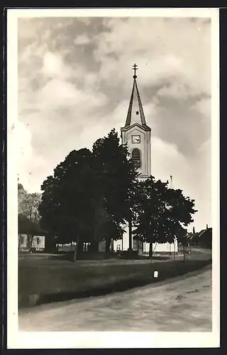 AK Leopoldov, Kirche mit Strasse