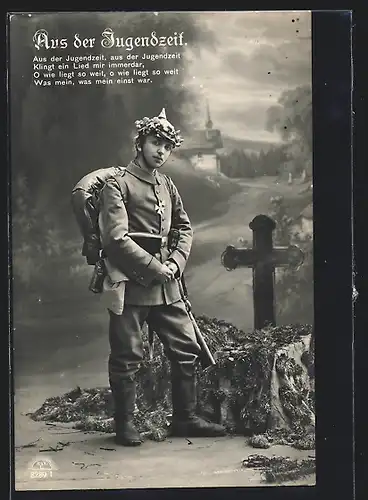 Foto-AK R & K / L Nr. 8289/1: Soldat in Uniform an einem Grabstein