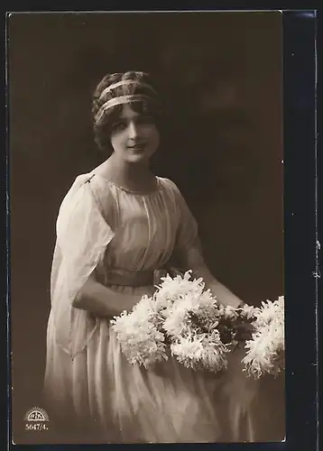 Foto-AK R & K / L Nr. 5647/4: Junge Frau im weissen Kleid mit Blumenstrauss