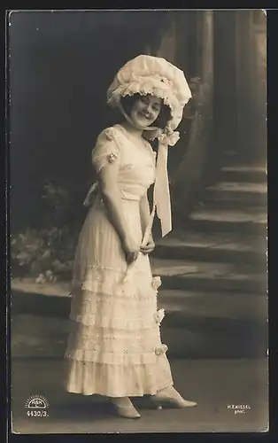 Foto-AK R & K / L Nr. 4430/3: Hübsche Dame im weissen Kleid mit grossem Hut und Schleife
