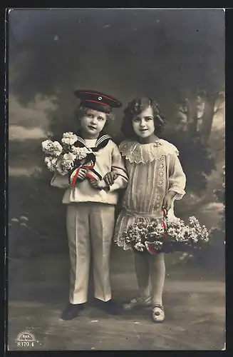 AK Knabe mit Matrosenmütze SMS Hohenzollern und Mädchen mit Blumen