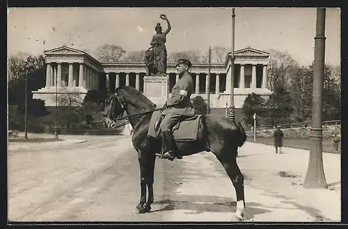 Foto-AK München, Bavaria und Soldat zu Pferde