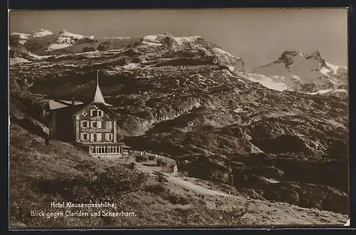 AK Klausenpass, Hotel Klausenpasshöhe mit Blick gegen Clariden und Scheerhorn