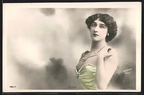 AK Tänzerin Otero im schulterfreien Kleid und mit nachdenklichem Blick