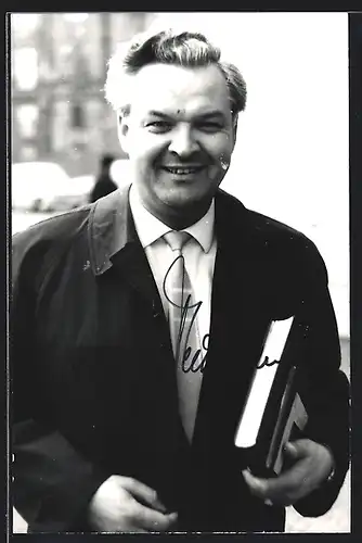 AK Opernsänger Theo Adam mit Buch in der Hand, mit original Autograph