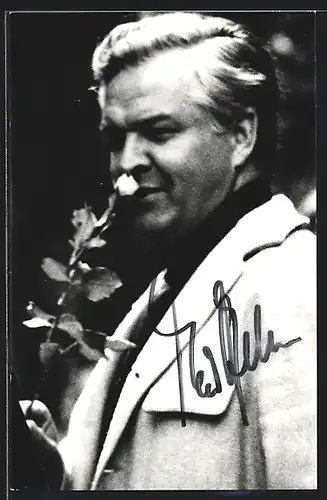 AK Opernsänger Theo Adam mit Rose, mit original Autograph