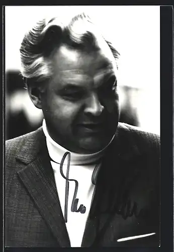 AK Opernsänger Theo Adam im weissen Rollkragen, mit original Autograph
