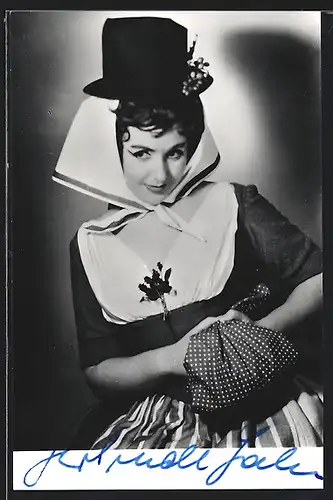 AK Opernsängerin Gertrude Jahn im Kleid mit schwarzem Hut, mit original Autograph