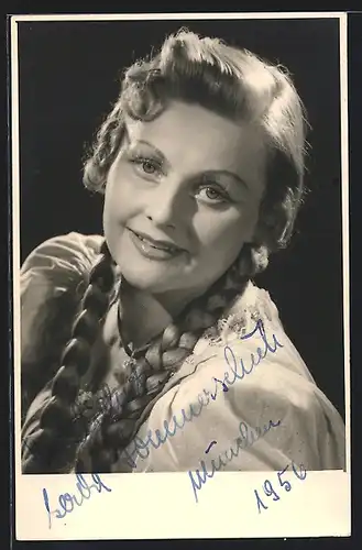 AK Opernsängerin Gerda Sommerschuh mit geflochtenen Zöpfen, mit original Autograph