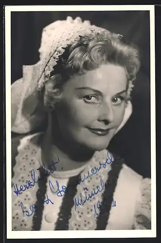 AK Opernsängerin Gerda Sommerschuh mit weissem Kopftuch, mit original Autograph