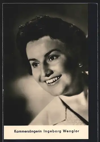 AK Opernsängerin Ingeborg Wenglor mit strahlendem Lächeln, mit original Autograph