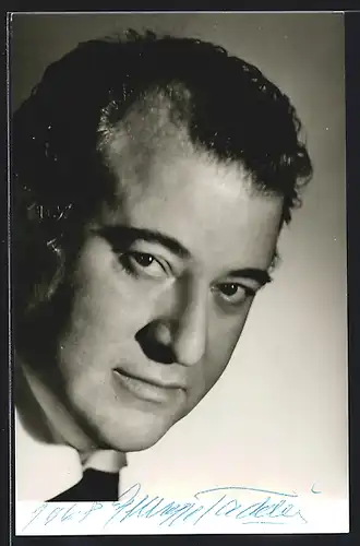 AK Opernsänger Giuseppe Taddei mit Krawatte, mit original Autograph