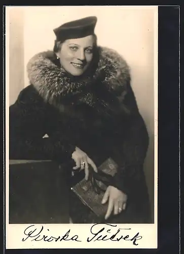 AK Opernsängerin Piroska Tutsek mit Pelzkragen, mit original Autograph