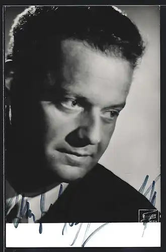 AK Opernsänger Oskar Czerwenka im Anzug, mit original Autograph