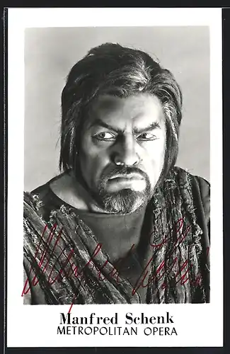 AK Opernsänger Manfred Schenk schaut grimmig, mit original Autograph