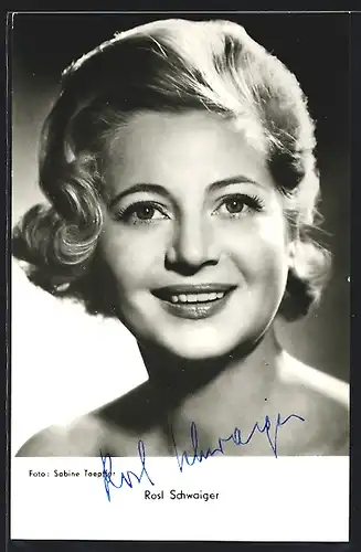 AK Opernsängerin Rosl Schwaiger schaut erfreut, mit original Autograph