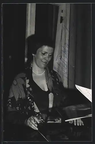 AK Opernsängerin Brigitte Fassbaender mit Zigarre, mit original Autograph