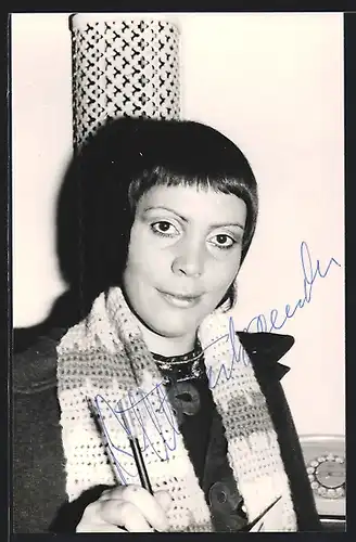 AK Opernsängerin Brigitte Fassbaender mit Schal, mit original Autograph