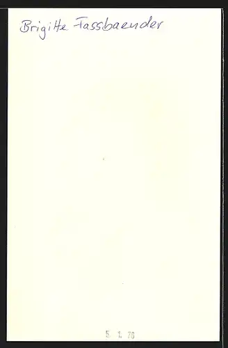 AK Opernsängerin Brigitte Fassbaender mit Schal, mit original Autograph