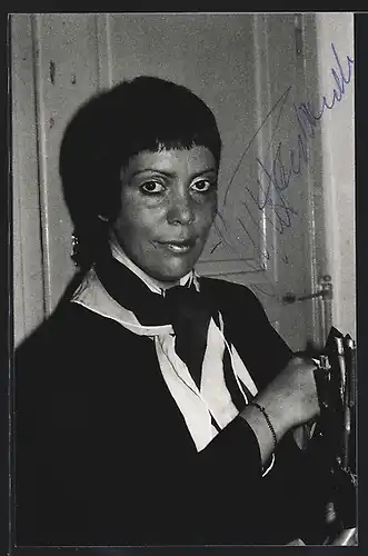 AK Opernsängerin Brigitte Fassbaender mit Halstuch, mit original Autograph