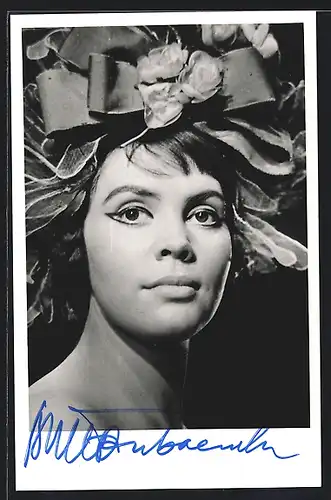 AK Opernsängerin Brigitte Fassbaender mit grosser Schleife und Rosen, mit original Autograph