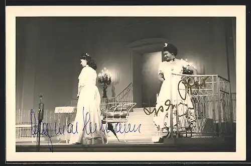 AK Opernsängerinnen Dagmar Hermann und Lisa Otto auf der Bühne, mit original Autograph